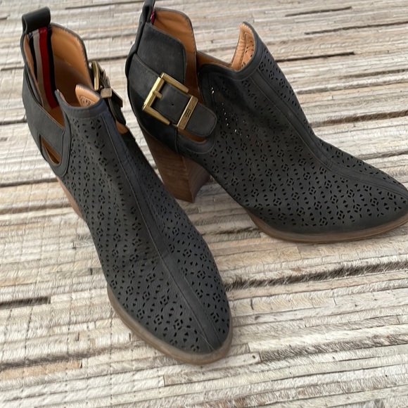 Tommy Hilfiger black bootie - Picture 2 of 5